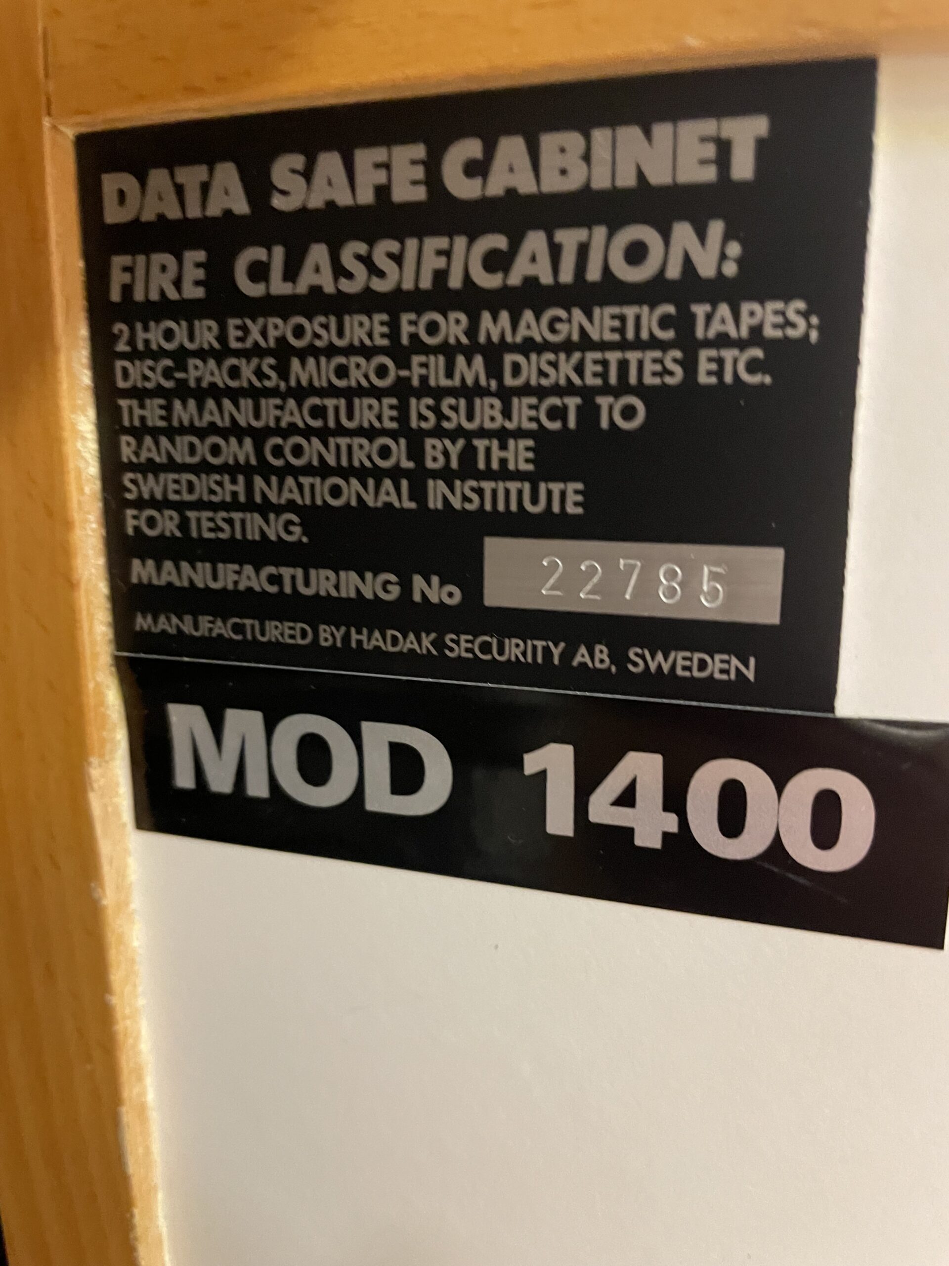 Hadak modell 1400 data med 120 minuters brandklass, elkodlås och rymmer 12 stycken pärmar. - Bild 3
