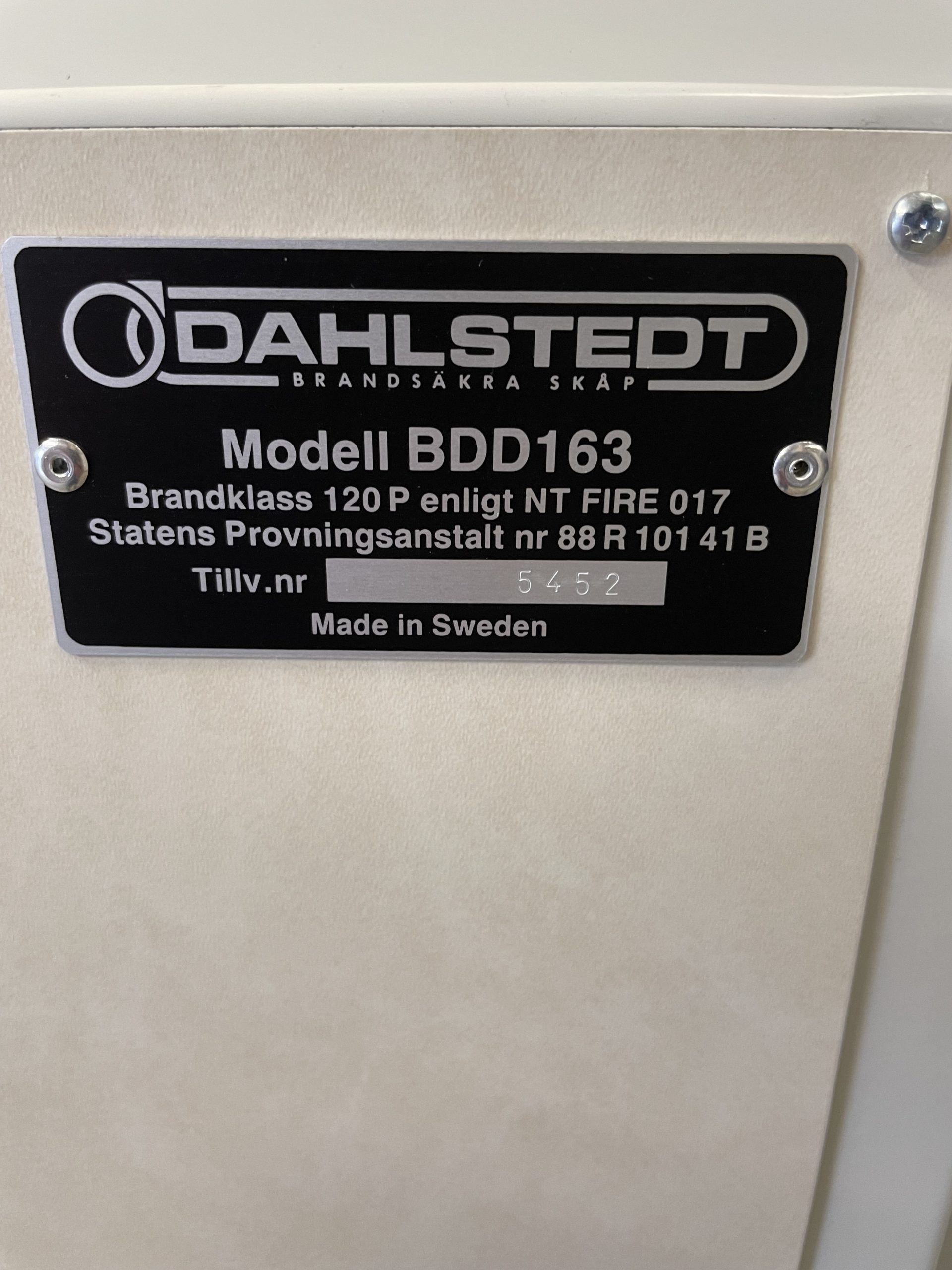 Dahlstedt modell BDD163 med högsta brandklass 120 minuter, rymmer 21 stycken pärmar. Vänster hängd dörr - Bild 4