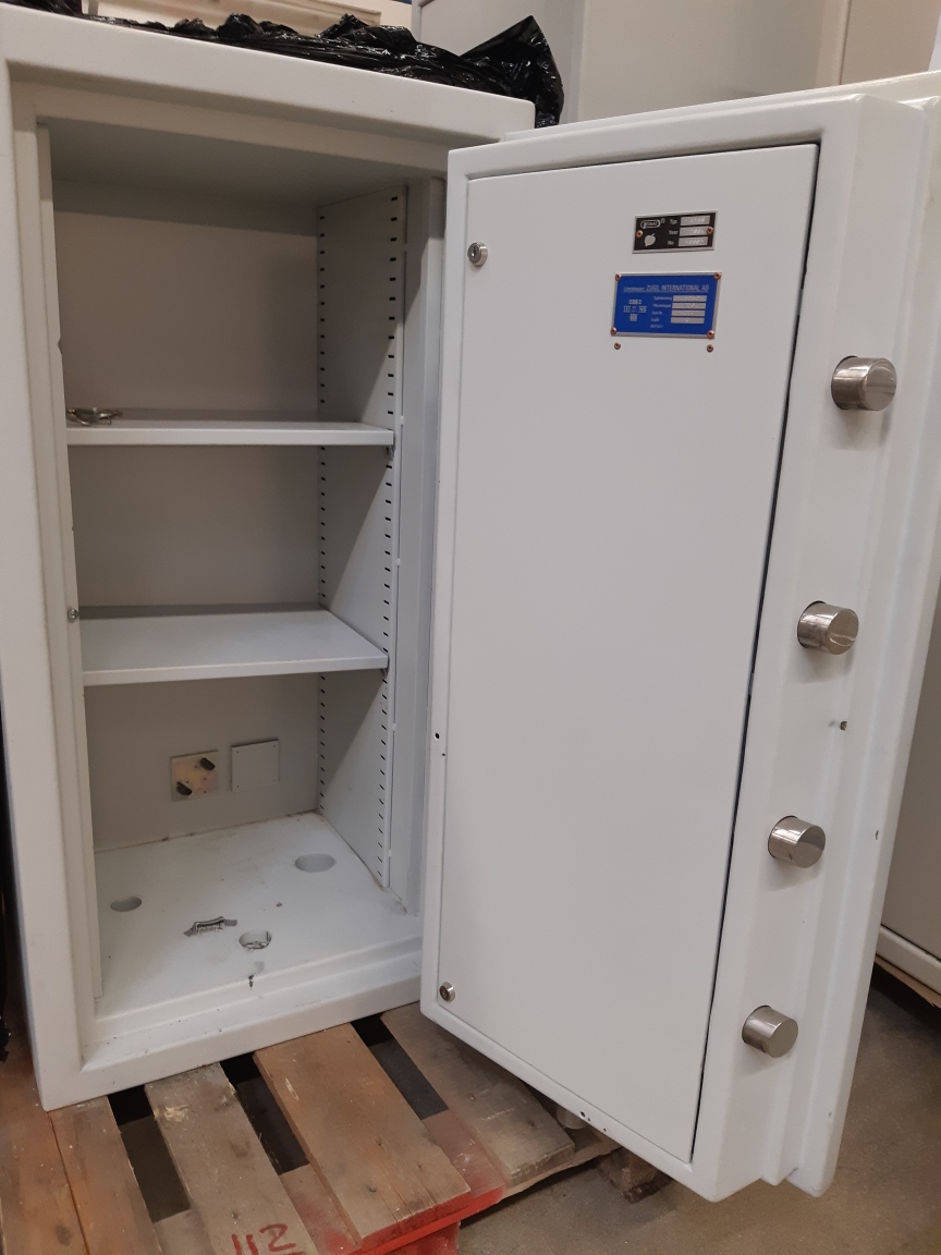 Zugil Grade 5 med godkänd kontantskydd 550.000kr med 2 stycken separata nyckellås och även godkänd för 40 vapenpoäng.